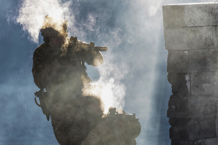 Cảnh đặc nhiệm Nga cận chiến bằng súng trường tấn công cũng do Kalashnikov chế tạo. Nguồn ảnh: Kalashnikov.