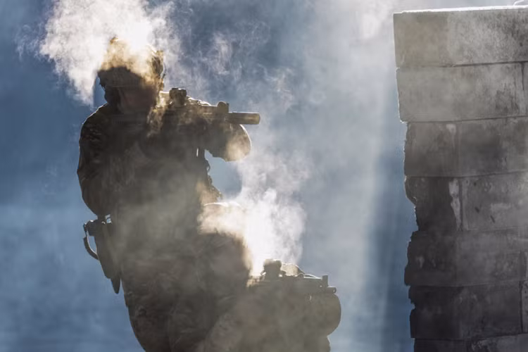 Cảnh đặc nhiệm Nga cận chiến bằng súng trường tấn công cũng do Kalashnikov chế tạo. Nguồn ảnh: Kalashnikov.