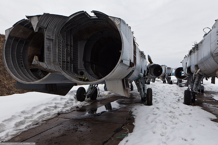 Trên lãnh thổ Liên Xô trước kia và nước Nga ngày nay có khá nhiều bãi tập kết máy bay cũ tương tự như căn cứ Davis-Monthan tại sa mạc bang Arizona của Hoa Kỳ, đây là nơi lưu trữ các chiến đấu cơ cũ chờ xử lý. Nguồn ảnh: Alexander Popov.