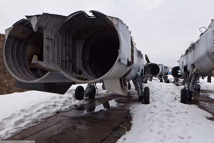 Trên lãnh thổ Liên Xô trước kia và nước Nga ngày nay có khá nhiều bãi tập kết máy bay cũ tương tự như căn cứ Davis-Monthan tại sa mạc bang Arizona của Hoa Kỳ, đây là nơi lưu trữ các chiến đấu cơ cũ chờ xử lý. Nguồn ảnh: Alexander Popov.