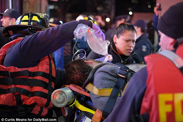 Theo Eric Phillips, phát ngôn viên của thị trưởng New York Bill de Blasio, có ít nhất 2 người thiệt mạng, 3 người khác trong tình trạng nguy kịch. Ảnh: Daily Mail.