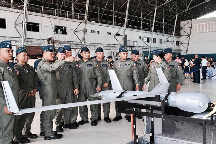 Mỹ hiện là đối tác quân sự quan trọng nhất của Philippines, với một hiệp ước liên minh kéo dài hàng thập kỷ và nhiều hiệp định cho phép triển khai luân phiên quân đội Mỹ cũng như có các cuộc tập trận chung hàng năm. Washington cũng là quốc gia viện trợ và đào tạo quân sự nhiều nhất cho Manila hàng năm. Nguồn ảnh: PTV Network.