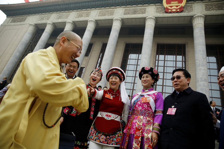 Cũng không nhiều đại biểu đứng lại chụp hình như những năm trước với lý do chính là họ không được mang theo điện thoại vào phòng họp năm nay. Một đại biểu tỏ ra bất ngờ khi bà thấy phóng viên của South China Morning Post gõ trên điện thoại. "Sao anh/chị được mang theo điện thoại vậy", bà hỏi. "Chúng tôi được yêu cầu không mang theo điện thoại". Bà từ chối trả lời khi được hỏi ý kiến về việc sửa đổi hiến pháp, bà vẫy tay rồi bỏ đi. Ảnh: Reuters.