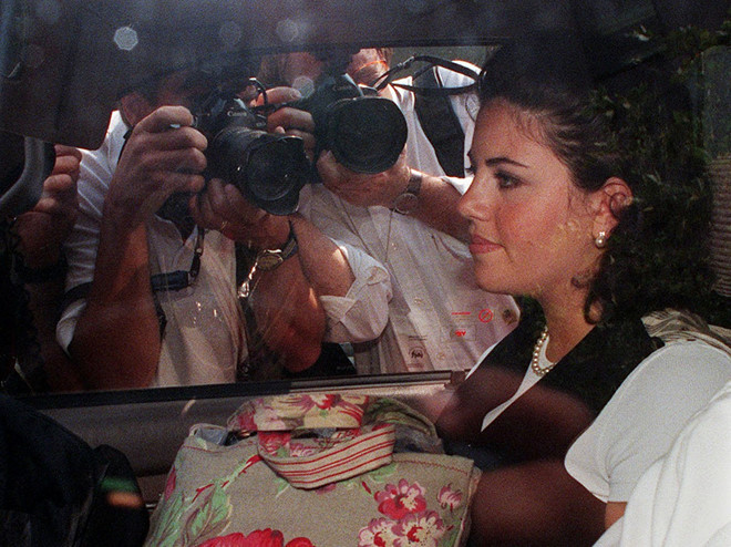Lewinsky rời văn phòng luật sư của cô năm 1998. Cô “suýt nữa” tự tử sau khi chịu búa rìu từ dư luận. Ảnh: AP.