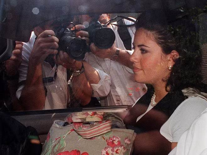Lewinsky rời văn phòng luật sư của cô năm 1998. Cô “suýt nữa” tự tử sau khi chịu búa rìu từ dư luận. Ảnh: AP.