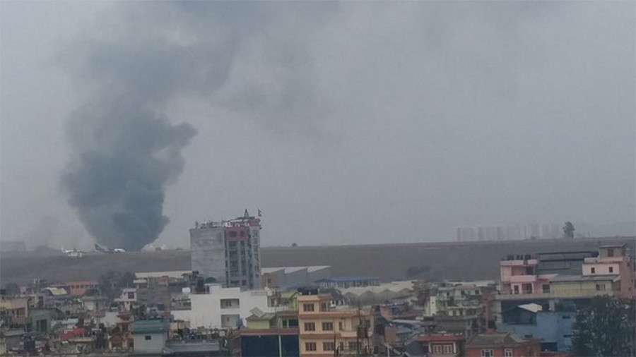 Cột khói bốc lên từ sân bay Tribhuvan sau vụ tai nạn. Ảnh: Kathmandu Post.