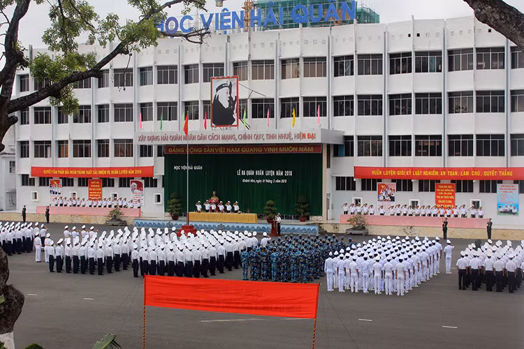 Sáng 01/3/2018, tại TP. Nha Trang (Khánh Hòa), Học viện Hải quân đã tổ chức Lễ ra quân huấn luyện năm 2018. Buổi lễ năm nay diễn ra ngắn gọn nhưng rất trang nghiêm.