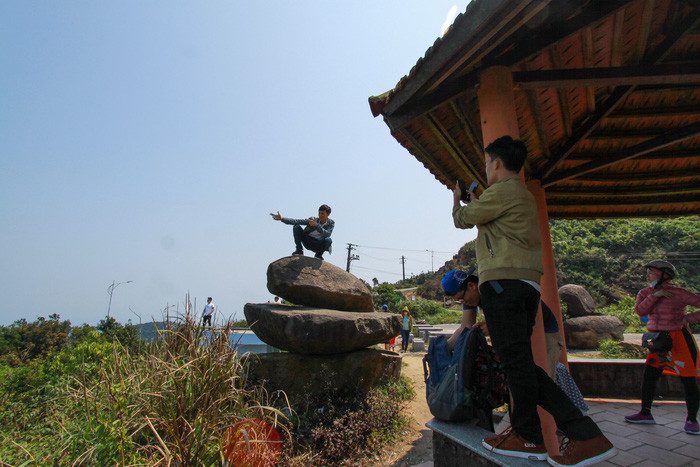 Nhà vọng cảnh được nhiều bạn trẻ lựa chọn làm điểm quan sát đội tàu sân bay Mỹ. Ảnh:Tấn Lực