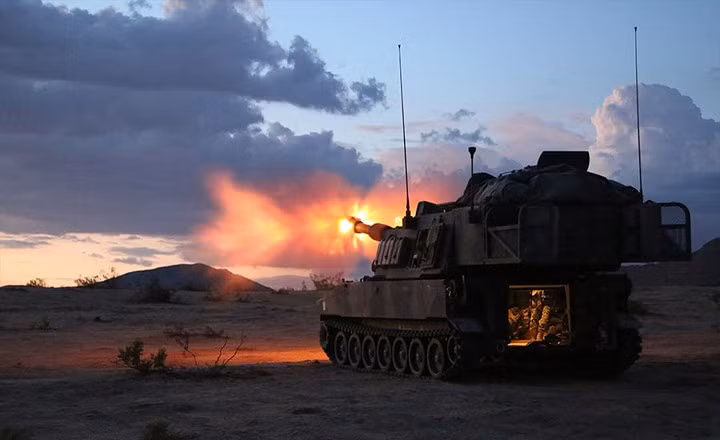 Pháo tự hành Paladin M109A6 khai hỏa tại Fort Irwin, California.
