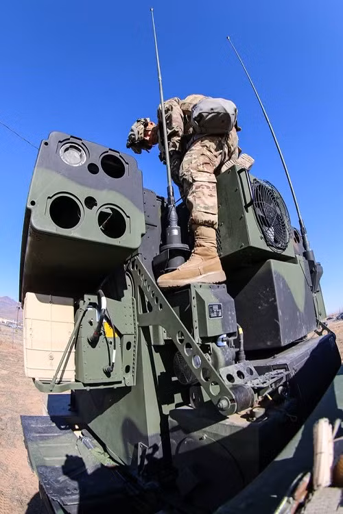 Bên cạnh quá trình tái triển khai, quân đội Mỹ còn tiến hành đào tạo 208 binh sĩ vận hành các hệ thống Avenger trong tương lai gần, cho phép EUCOM có thể triển khai đồng thời 104 đơn vị Avenger trong trường hợp cần thiết. Nguồn ảnh: Quân đội Mỹ.