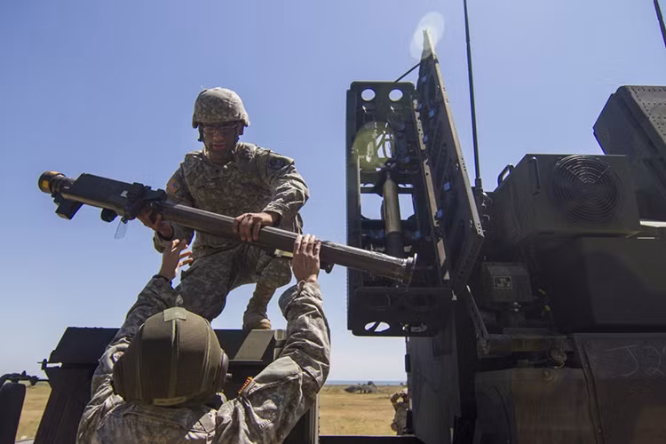 Quá trình tái nạp đạn tên lửa cho Avenger cũng khá đơn giản khi kíp chiến đấu chỉ cần thay các ống phóng tên lửa Stinger được đặt bên trong các cụm phóng, quá trình này chỉ mất từ 5-10 phút cho mỗi cụm phóng. Nguồn ảnh: Quân đội Mỹ.