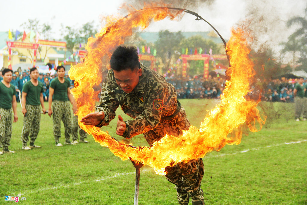 Tiếp đó, trinh sát nhảy qua vòng lửa cuối cùng cao khoảng 1 mét để hoàn thành bài biểu diễn.