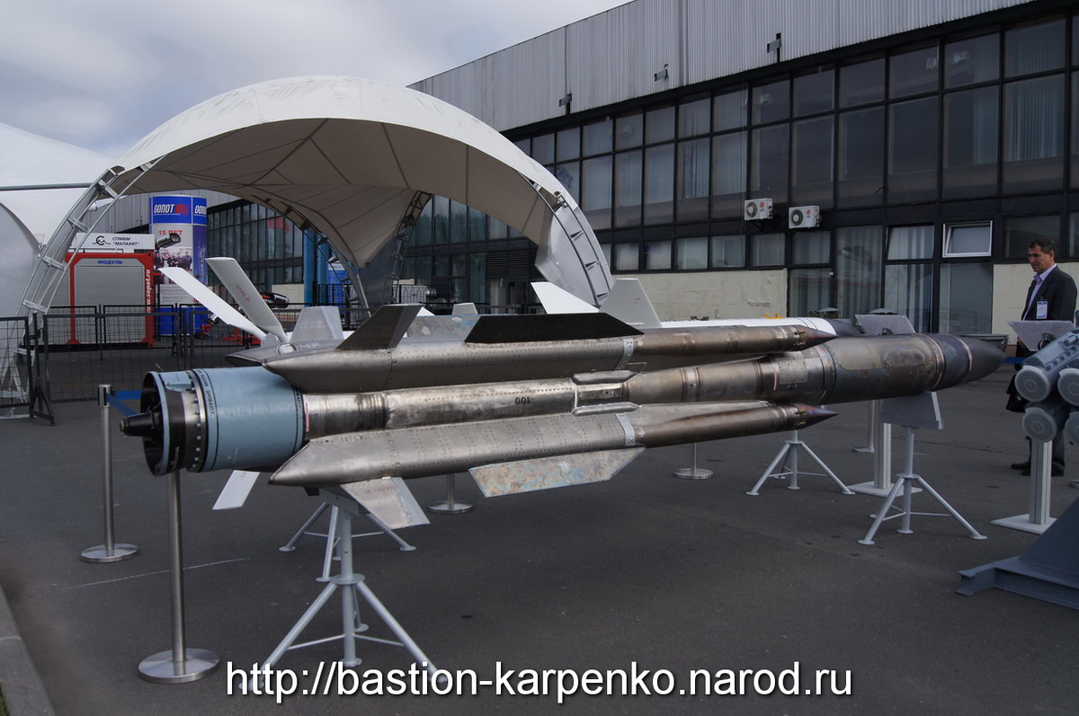 Kh-31A là phiên bản sử dụng cho nhiệm vụ chống tàu mặt nước dòng tên lửa không đối đất/đối hải đa nhiệm Kh-31 (NATO gọi là AS-17 Krypton) được thiết kế và đưa vào sử dụng từ cuối thời kỳ Liên Xô. Nó được coi là tên lửa chống hạm mang phóng từ máy bay chiến đấu chiến thuật đầu tiên trên thế giới đạt được vận tốc siêu âm. Nguồn ảnh: Bastion-Kapenko