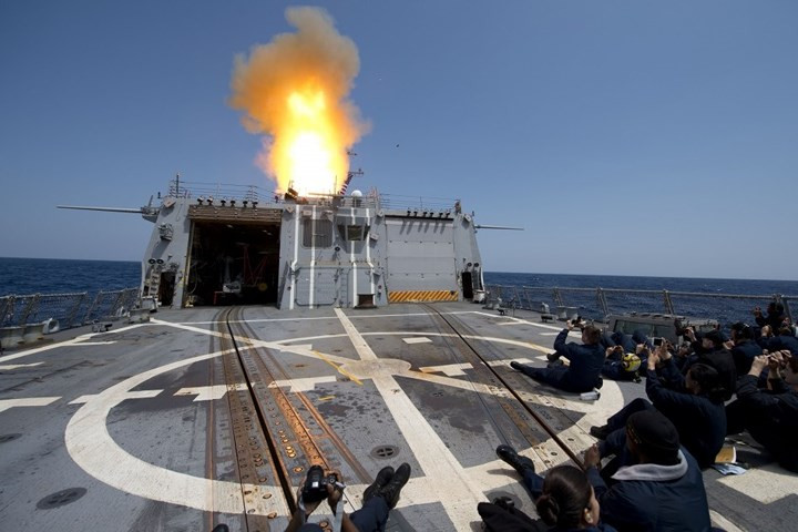 Khoảnh khắc tên lửa SM-2 rời bệ phóng trên boong chiến hạm Mustin. Ảnh: Navy live.