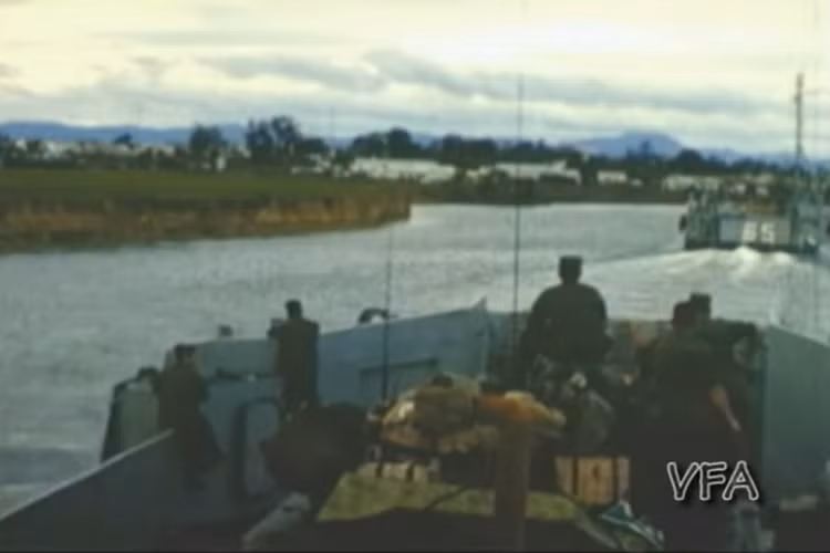 Đoạn sông từ Cửa Việt tới Đông Hà trở thành tuyến giao thông huyết mạch của địch, được chúng tăng cường lực lượng đóng giữ rất nghiêm ngặt và có hỏa lực chi viện mạnh. Ở nhiều đoạn trọng điểm, địch còn dựng những bãi mìn và dây kẽm gai ven sông hòng chống đặc công nước của ta đột nhập vào đánh phá. Nguồn ảnh: VFA.