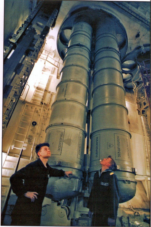 Cụ thể, chiếc Pyotr Velikiy trang bị đến hai hệ thống phòng không tầm cao, chiến lược S-300F và S-300FM với 96 quả đạn tên lửa bố trí trên các bệ phóng thẳng đứng (trong ảnh). Nguồn ảnh: Wikipedia