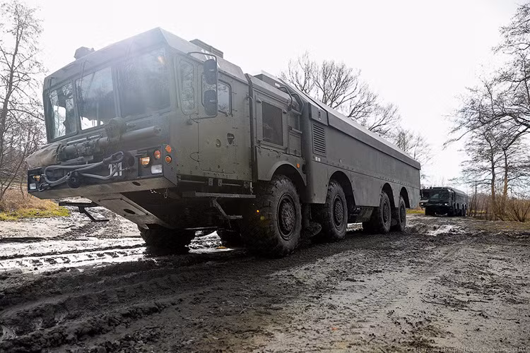 Mỗi đơn vị Bastion-P có lực lượng cấu thành gồm: 4 xe phóng di động K-340P (mỗi xe mang 2 ống phóng TPS chứa đạn tên lửa); 1 đến 2 xe điều khiển K380P MBU (trên khung xe MZKT- 65273) có thể chuẩn bị chiến đấu chỉ trong vòng 3 đến 4 phút, 4 xe chở đạn K-342P TZM (trên khung xe MZKT-7930) cùng các thiết bị hỗ trợ kỹ thuật và huấn luyện chiến đấu. Nguồn ảnh: News Kaliningrad.