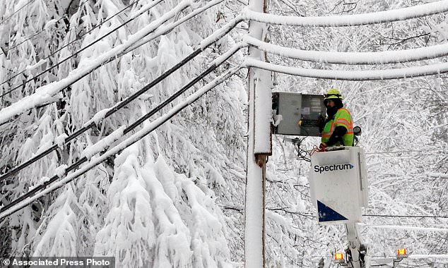 Nhà chức trách cùng các công ty tư nhân trong ngành năng lượng đang hoạt động hết công suất để khôi phục lại hệ thống điện năng. "Chúng tôi đang cố gắng khắc phục các sự cố nhanh nhất có thể. Tuy nhiên, với tình hình hiện tại, mất điện trên diện rộng sẽ còn kéo dài trong vài ngày tới", Christine Milligan, phát ngôn viên Cơ quan Năng lượng bang Massachusetts, cho biết. Ảnh: AP.