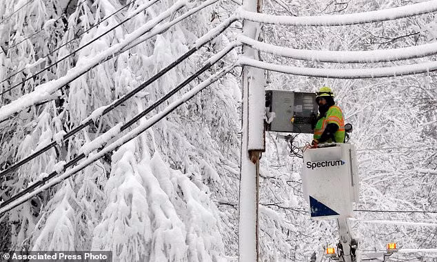 Nhà chức trách cùng các công ty tư nhân trong ngành năng lượng đang hoạt động hết công suất để khôi phục lại hệ thống điện năng. "Chúng tôi đang cố gắng khắc phục các sự cố nhanh nhất có thể. Tuy nhiên, với tình hình hiện tại, mất điện trên diện rộng sẽ còn kéo dài trong vài ngày tới", Christine Milligan, phát ngôn viên Cơ quan Năng lượng bang Massachusetts, cho biết. Ảnh: AP.