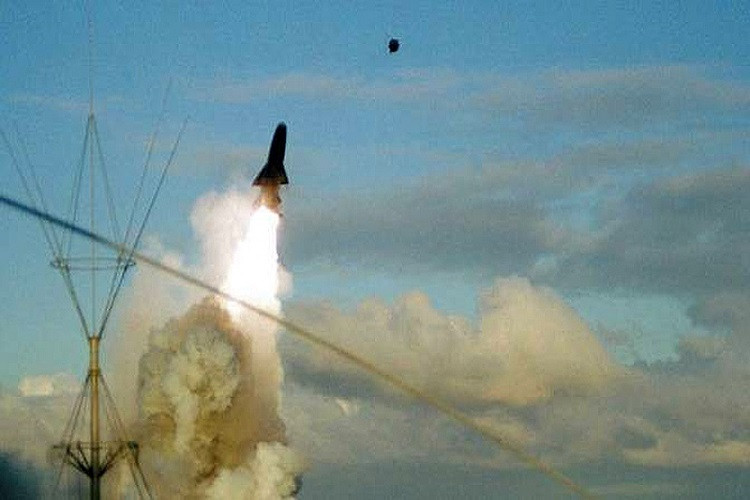 Tên lửa P-700 có thể phân biệt các mục tiêu, phát hiện các nhóm tàu chiến và tự động ưu tiên mục tiêu nào cần phải tiêu diệt trước sử dụng thông tin thu thập được trong suốt chuyến bay và các loại tàu và các trận chiến đã được lập trình sẵn trong một máy tính trong tên lửa. Chúng sẽ tấn công các mục tiêu theo thứ tự ưu tiên, từ cao nhất tới thấp nhất: sau khi phá hủy các mục tiêu đầu tiên, tên lửa còn lại sẽ tấn công mục tiêu ưu tiên tiếp theo. Nguồn ảnh: militaryrussia.ru.