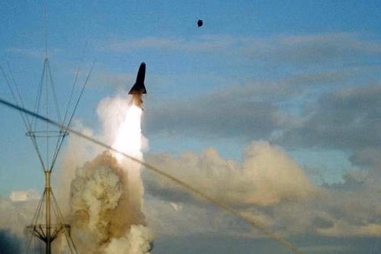 Tên lửa P-700 có thể phân biệt các mục tiêu, phát hiện các nhóm tàu chiến và tự động ưu tiên mục tiêu nào cần phải tiêu diệt trước sử dụng thông tin thu thập được trong suốt chuyến bay và các loại tàu và các trận chiến đã được lập trình sẵn trong một máy tính trong tên lửa. Chúng sẽ tấn công các mục tiêu theo thứ tự ưu tiên, từ cao nhất tới thấp nhất: sau khi phá hủy các mục tiêu đầu tiên, tên lửa còn lại sẽ tấn công mục tiêu ưu tiên tiếp theo. Nguồn ảnh: militaryrussia.ru.