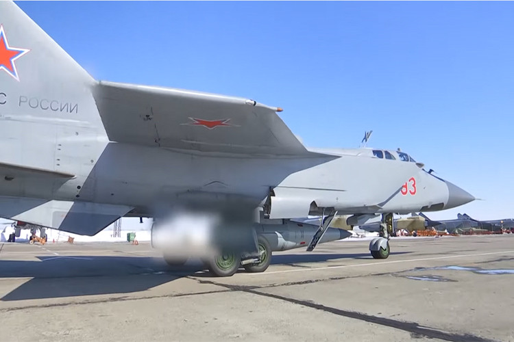 Hình ảnh Kinzhal treo trên MiG-31, phần động cơ đẩy của tên lửa đã được làm mờ, nhiều khả năng Nga đã trang bị cho mẫu tên lửa siêu thanh này một mẫu động cơ phản lực mới. Nguồn ảnh: Bộ Quốc phòng Nga.