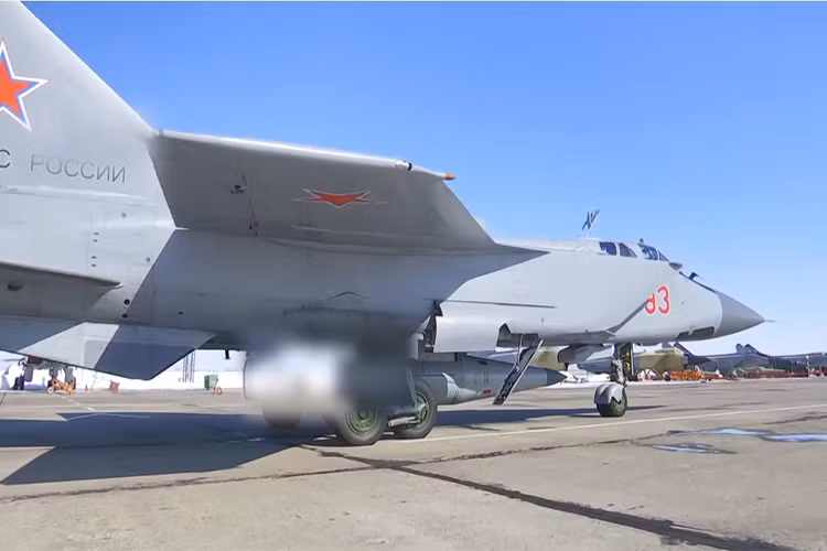 Hình ảnh Kinzhal treo trên MiG-31, phần động cơ đẩy của tên lửa đã được làm mờ, nhiều khả năng Nga đã trang bị cho mẫu tên lửa siêu thanh này một mẫu động cơ phản lực mới. Nguồn ảnh: Bộ Quốc phòng Nga.