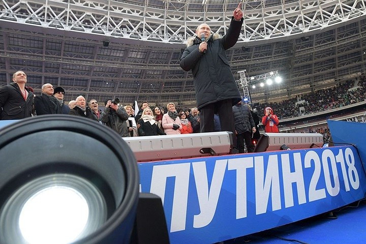 Vladimir Putin chỉ tay về phía khán giả tại sân vận động. Cuộc tập hợp lực lượng này là một động thái chính trị quan trọng của Putin khi chỉ còn 2 tuần nữa là tới ngày bầu cử Tổng thống Nga. Ảnh: Sputnik.