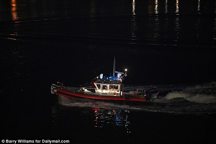 Thuyền của Sở cứu hỏa New York tham gia hoạt động cứu hộ trên sông Đông ở Manhattan sau vụ tai nạn. Ảnh: Daily Mail.