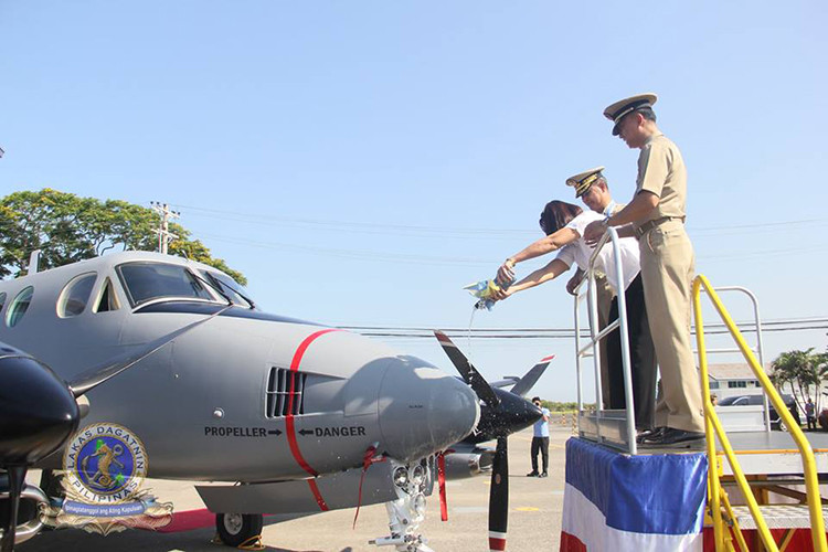 Theo thỏa thuận giữa Nhật Bản và Philippines trước đây, Tokyo sẽ cho Manila thuê 5 chiếc King Air TC-90 với thời hạn 5 năm khi thời điểm đó Luật pháp Nhật cấm nước này chuyển giao các thiết bị quân sự cho nước ngoài. Tuy nhiên, khi điều luật này thay đổi, Nhật Bản đã quyết định chuyển giao hoàn toàn 5 chiếc King Air TC-90 cho Philippines. Nguồn ảnh: The Philippine Fleet.