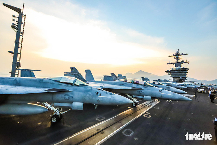 Cận cảnh dàn tiêm kích trên hạm F/A-18 trên tàu sân bay USS Carl Vinson. Nguồn ảnh: Nguyễn Khánh/Tuổi Trẻ.