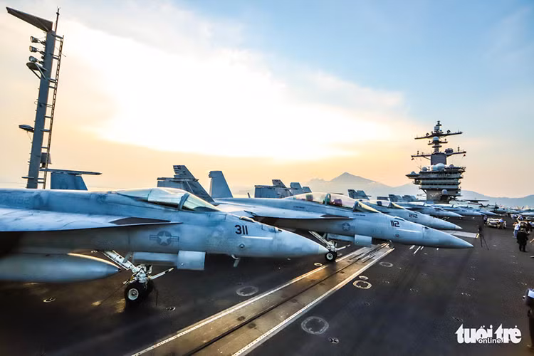 Cận cảnh dàn tiêm kích trên hạm F/A-18 trên tàu sân bay USS Carl Vinson. Nguồn ảnh: Nguyễn Khánh/Tuổi Trẻ.