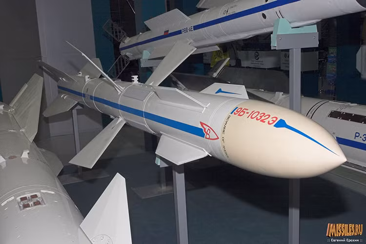 Tên lửa có khả năng tiêu diệt hầu hết mọi mục tiêu trên không bao gồm các loại máy bay chiến đấu, vận tải, trực thăng, UAV, tên lửa hành trình trong mọi điều kiện thời tiết, cả ban ngày và ban đêm, có khả năng vượt qua các biện pháp đối phó gây nhiễu hồng ngoại của đối phương. Nguồn ảnh: Missile.ru