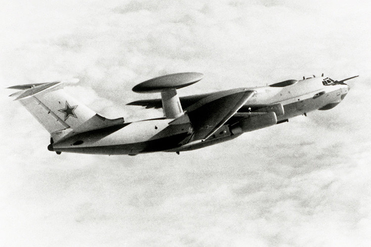 Đầu những năm 1980, PVO được trang bị các máy bay cảnh báo sớm và chỉ huy trên không hiện đại hơn thay thế dần Tu-126 Moss. Đó là chiếc Beriev A-50 trang bị hệ thống radar cảnh giới Liana có phạm vi hoạt động tới 650km với mục tiêu trên không và lên tới 300km với mục tiêu mặt đất. Nguồn ảnh: Wikipeida