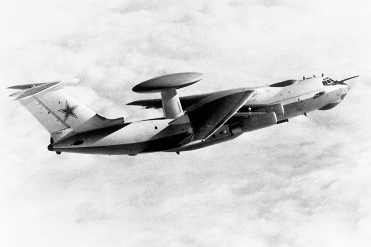 Đầu những năm 1980, PVO được trang bị các máy bay cảnh báo sớm và chỉ huy trên không hiện đại hơn thay thế dần Tu-126 Moss. Đó là chiếc Beriev A-50 trang bị hệ thống radar cảnh giới Liana có phạm vi hoạt động tới 650km với mục tiêu trên không và lên tới 300km với mục tiêu mặt đất. Nguồn ảnh: Wikipeida