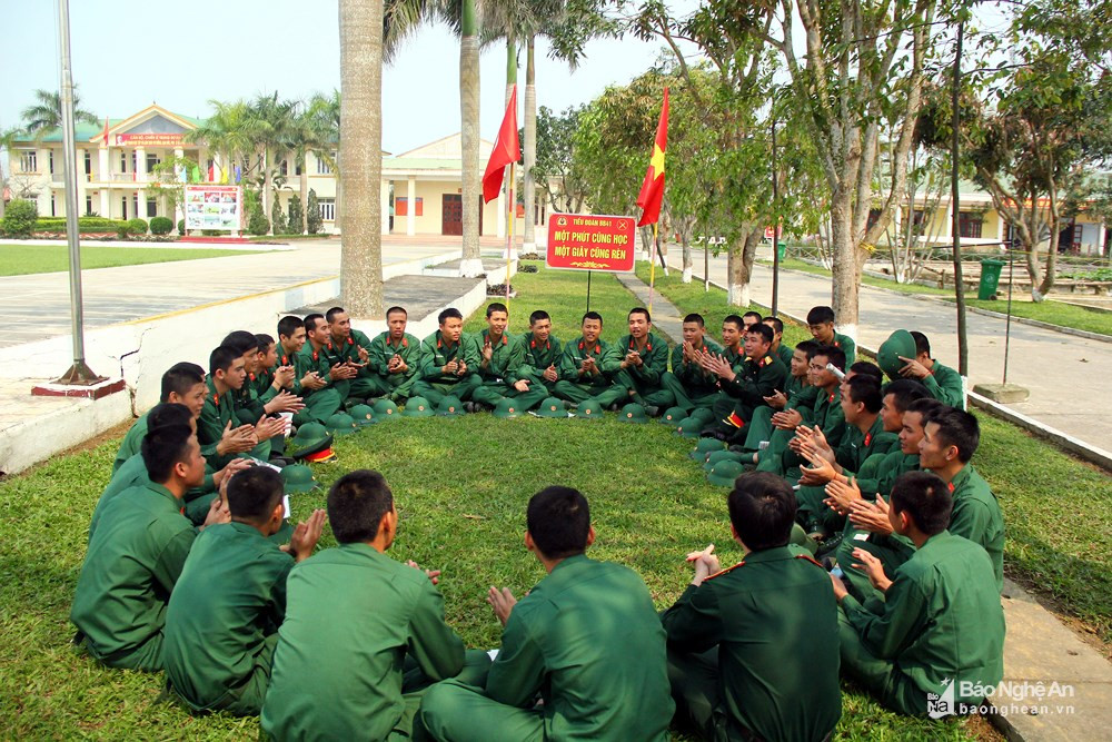 Phút nghỉ ngơi, giao lưu giữa các tân binh với chỉ huy. "Từ khi các tân binh vào đây, chúng tôi đã cố gắng tìm hiểu từng hoàn cảnh của các em để có thể chia sẻ, động viên" - Trung tá Phan Đình Quang - Chính ủy Trung đoàn 764 cho hay. Ảnh: Tiến Hùng.