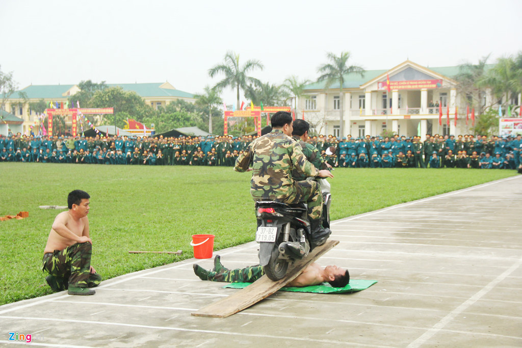 Đại tá Trường để cho xe máy chở 2 người với tổng trọng lượng hàng trăm kg cán qua, phía dưới là đống vỏ chai đập vỡ.