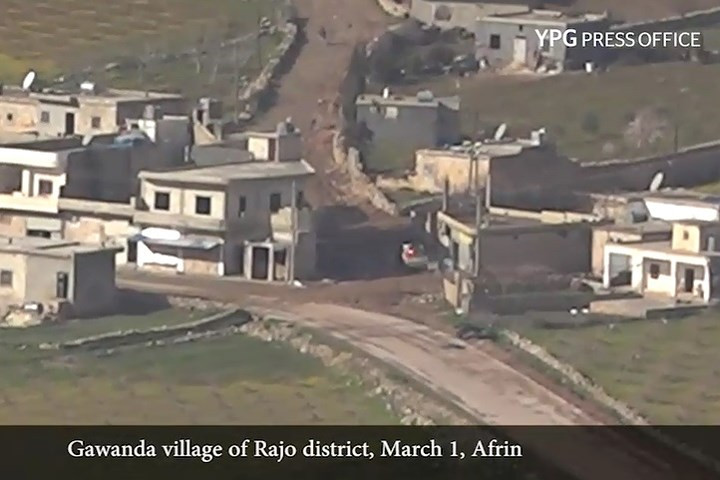 Chấm đỏ đã nằm trên đúng chiếc xe Thổ Nhĩ Kỳ. Ảnh: YPG.