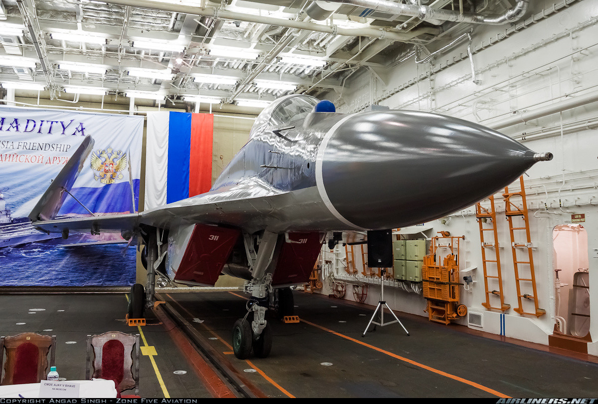 Hải quân Nga đã đặt hàng ít nhất 24 chiếc MiG-29K vào cuối năm 2009 và bắt đầu nhận bàn giao vào năm 2010. Tới tháng 8/2011, MiG và Bộ Quốc phòng Nga tiếp tục ký thêm một hợp đồng khác mua 24 chiếc nữa. Tháng 10/2016, lần đầu tiên Nga triển khai MiG-29K cho nhiệm vụ chiến đấu tại Syria và được đánh giá là thành công dù một chiếc gặp nạn ở Địa Trung Hải khi đang trở lại tàu sân bay Kuznetsov. Nguồn ảnh: Airlines.net