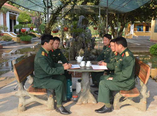 Cán bộ Phòng Trinh sát Quân đoàn 1 rút kinh nghiệm với chỉ huy Tiểu đoàn Trinh sát 701 sau khi kiểm tra công tác huấn luyện. Nguồn ảnh: QĐND.