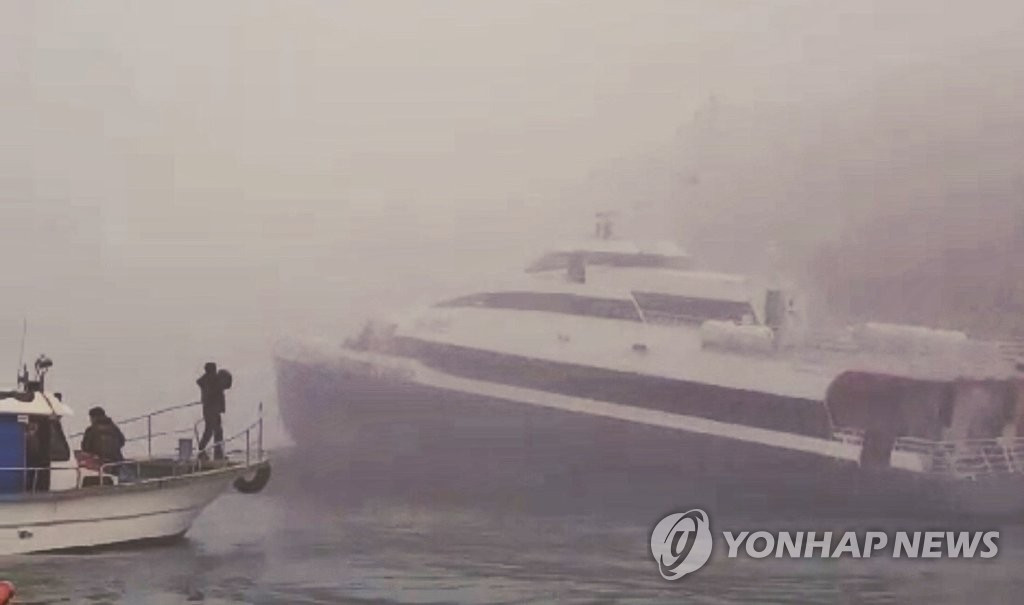 Cận cảnh chiếc phà gặp nạn ở ngoài khơi huyện Shinan hôm 25/3 khiến 163 người mắc lại trên rạn san hô. Ảnh: Yonhap.
