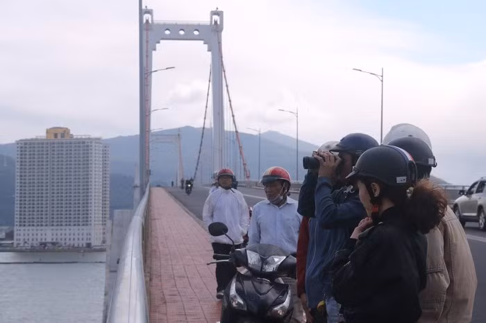 Trong khi đó, tại cầu Thuận Phước bắc qua sông Hàn, từ sáng sớm nay (9/3) nhiều người dân với ống nhòm đã có mặt tại đây để quan sát tàu sân bay đang neo đậu tại vịnh Đà Nẵng. Ảnh Nguyễn Thành