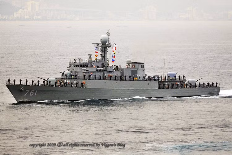 Đối tượng có khả năng nhất sẽ được phía Hàn Quốc cung cấp là tàu hộ vệ săn ngầm mang tên Gimcheon (PCC-761) thuộc thế hệ 3 (Flight III) của lớp chiến hạm Pohang, con tàu đã bị loại biên và được đưa vào diện bàn giao, trong khi chiếc kia - Chungju (PCC-762) thì Hải quân Philippines đã nhận. Nguồn ảnh: dunkbear.egloos.