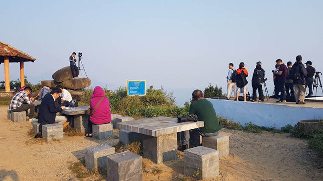 Nhiều phóng viên và người dân đã lên một số điểm cao ở Đà Nẵng sáng 5/3 để ngắm tàu sân bay USS Carl Vinson. Ảnh: Hải An.