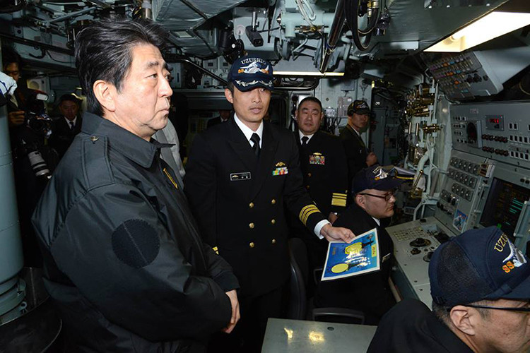 Thủ tướng Nhật Abe bên trong tàu ngầm JS Uzushio, con tàu này có thủy thủ đoàn 70 người với 10 sĩ quan và có thể hoạt động liên tục trên biển trong hơn 30 ngày. Nguồn ảnh: JMSDF.
