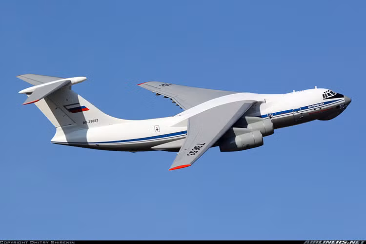 Il-76 là máy bay vận tải hạng nặng chủ lực của Không quân Nga hiện nay, được thiết kế và sản xuất từ thời Liên Xô tới tận hôm nay. Ít nhất 960 chiếc đã được các nhà máy ở nước Nga chế tạo suốt từ năm 1974. Ngoài vai trò vận tải, Il-76 còn được phát triển cho các nhiệm vụ đặc biệt như cảnh báo sớm trên không, tác chiến điện tử, do thám, tiếp nhiên liệu trên không... Nguồn ảnh: Airlines.net
