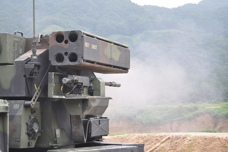 Hệ thống vũ khí trên AN/TWQ-1 Avenger là một cụm vũ khí tích gồm các ống phóng tên lửa đất đối không FIM-92 Stinger và súng máy hạng nặng 12/7mm M2 Browning. Trong đó FIM-92 Stinger đóng vai trò then chốt cho toàn hệ thống. Nguồn ảnh: Quân đội Mỹ.