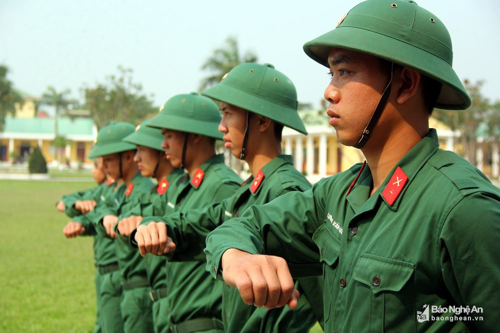 Ba tuần vẫn là thời gian quá ngắn để các tân binh có thể thực hiện đi điều lệnh một cách đều đặn. Ảnh: Tiến Hùng.