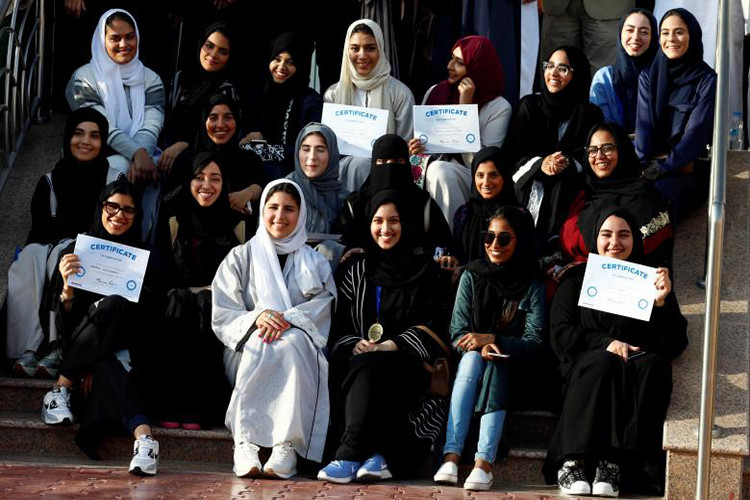 Việc cho phép phụ nữ lái xe đã gây nhiều tranh cãi tại Ả-rập Xê-út trong nhiều năm qua. Đại sứ Ả-rập Xê-út tại Mỹ Khaled bin Salman nhận định rằng đây là một bước tiến lớn mang tính lịch sử. Hình ảnh phụ nữ Ả-rập Xê-út trong một khóa đào tạo lái xe. Nguồn ảnh: Reuters.