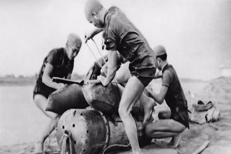 Tư tưởng chỉ đạo tác chiến là: Chủ động, táo bạo, bất ngờ, tiến công liên tục, diệt nhiều tàu địch. Đây là lần đầu tiên, tất cả các đơn vị thuộc Đoàn 126 cùng tham gia chiến đấu trên chiến trường Quảng Trị. Ngày 18-1-1968, cả 4 đội và các trung đội bộ binh phối thuộc hoàn thành công tác chuẩn bị, sẵn sàng chờ lệnh tiến vào chiếm lĩnh trận địa tiến công địch. Đặc công Hải quân luyện tập đánh địch tại căn cứ Vĩnh Linh, Quảng Trị. Nguồn ảnh: Báo Hải quân Việt Nam.